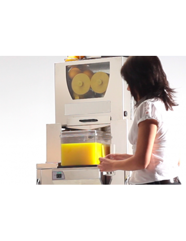 Automatic refrigerated juicer 7 lt  approximately 25 fruits per minute