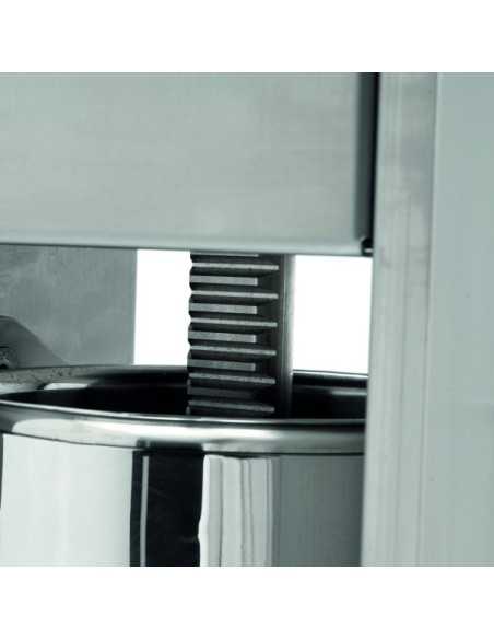 Insaccatrice orizzontale da 14 litri - 13 Kg - N. 2 velocità Insaccatrice orizzontale da 14 litri - 13 Kg - N. 2 velocità