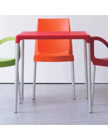 Polypropylene table - Dimensions cm 70 x 70 x 72 h
