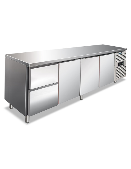 Tavolo refrigerato 3 porte e 2 cassetti - Ventilato - cm 223 x 70 x 86 h Tavolo refrigerato 3 porte e 2 cassetti - Ventilato - cm 223 x 70 x 86 h