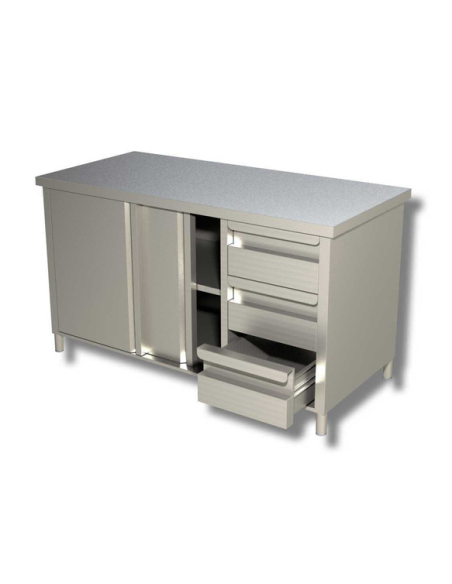 Frigo 400 L, forno 5 GN2/3 con base, cucina 4 fuochi, fry top e friggitrice 8+8 L a gas, tavolo 210 cm, cappa motore 200 cm