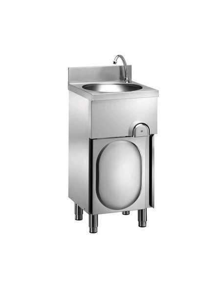 Frigo 700 L, friggitrice 9+9 L, lavamani a ginocchio, fry top el. liscio/rigato, tavolo ante scorr. 160 cm, cappa motore 200 cm