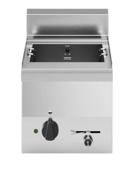 1400 L fridge, 6 hotplates, griddle, 4-tray oven, hood 200 cm, fridge table 178 cm, pasta cooker 14 L, fryer 10+10 L
