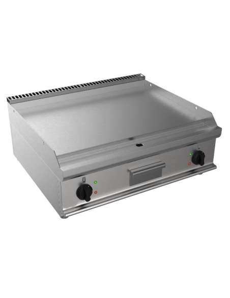 Frigo 1400 L, 6 placas, plancha, horno 4 bandejas, campana 200 cm, mesa fría 178 cm, cuecepastas 14 L, freidora 10+10 L