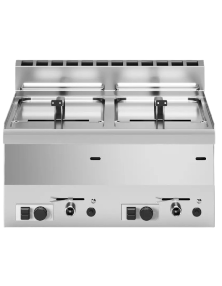 Cuocipasta gas 13 L con cesti, fry top, 6 fuochi gas, abbattitore, lavamani, forno gas, tavolo frigo 178 cm, frigg. gas 8+8 L