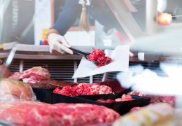 Carne: a quale temperatura conservarla, le celle frigo e i banconi refrigerati