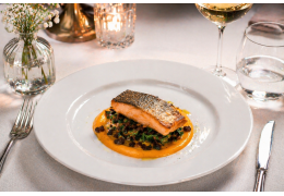 Salmone Norvegese Dorato e Purè di Carote con Erbette Saltate all’Uvetta