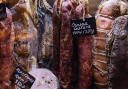 La Stagionatura dei Salumi con Frigoriferi Professionali: Una Soluzione Controllata e Ottimale per le Attività Commerciali